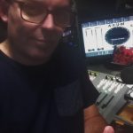 photo d'arnaud rykala dans un studio de radio à lille